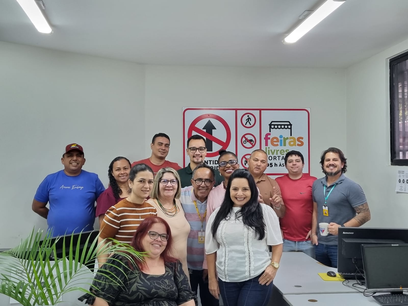 grupo de pessoas posa para a foto